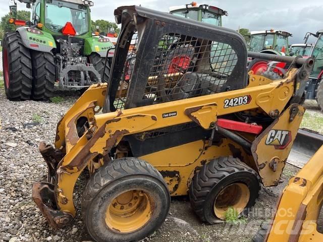 CAT 242D3 滑移轉向裝載機