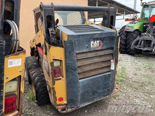 CAT 242D3 滑移轉向裝載機