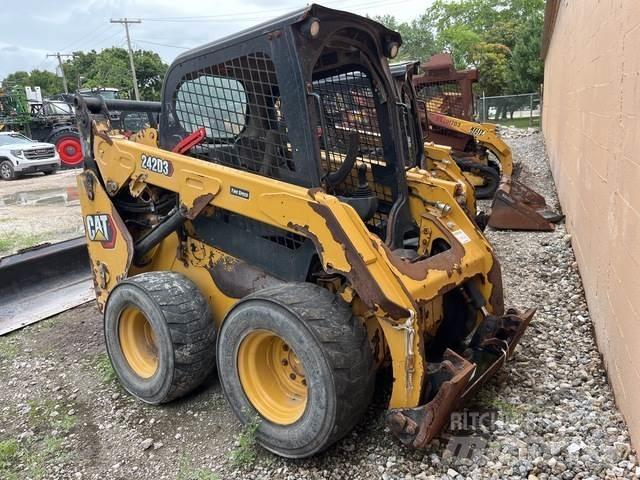 CAT 242D3 滑移轉向裝載機