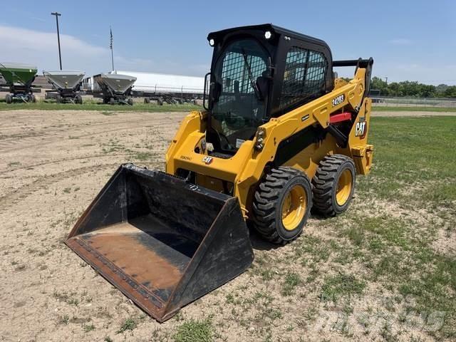 CAT 242D3 滑移轉向裝載機