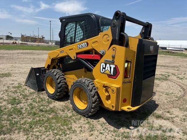 CAT 242D3 滑移轉向裝載機