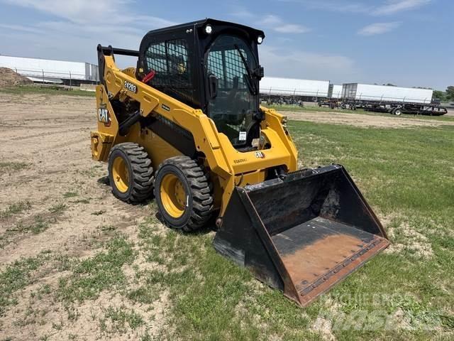 CAT 242D3 滑移轉向裝載機