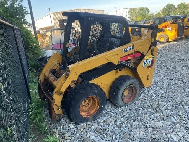 CAT 242D3 滑移轉向裝載機