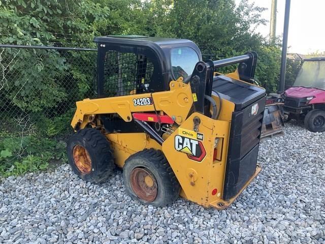 CAT 242D3 滑移轉向裝載機