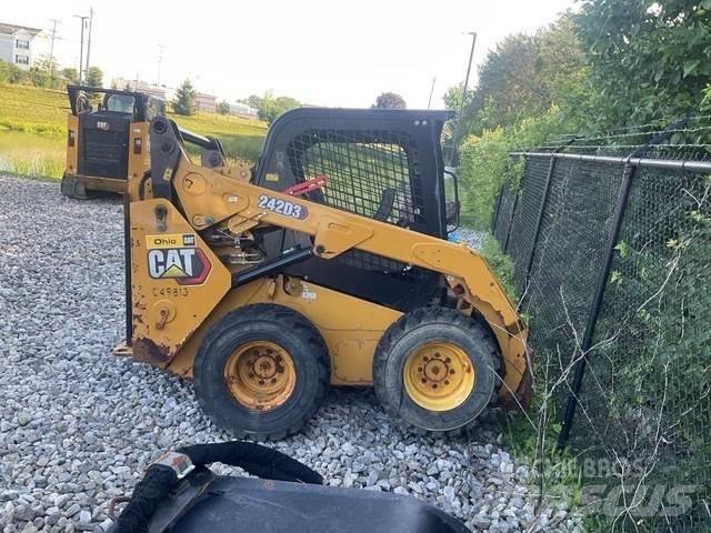 CAT 242D3 滑移轉向裝載機