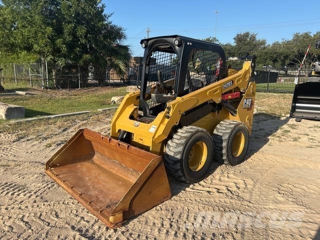 CAT 242D3 滑移轉向裝載機
