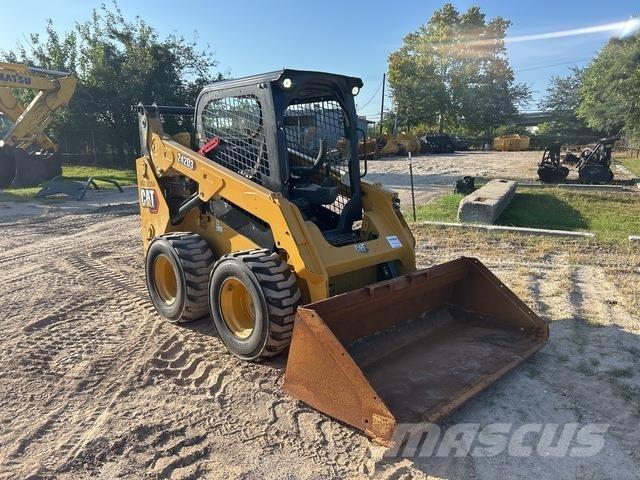 CAT 242D3 滑移轉向裝載機
