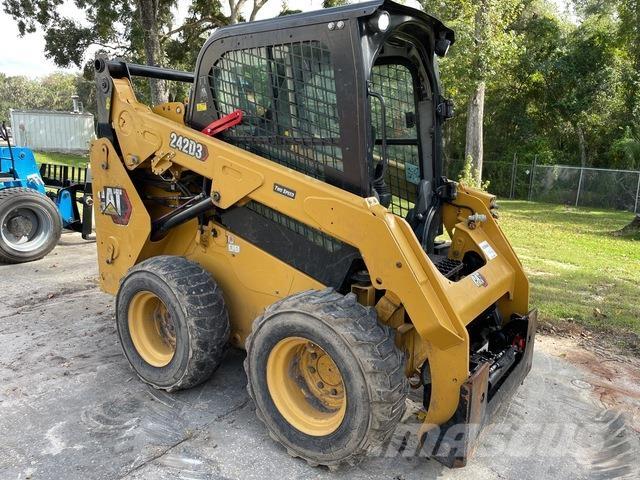 CAT 242D3 滑移轉向裝載機