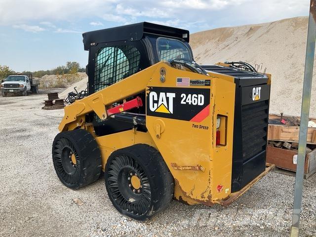 CAT 246D 滑移轉向裝載機