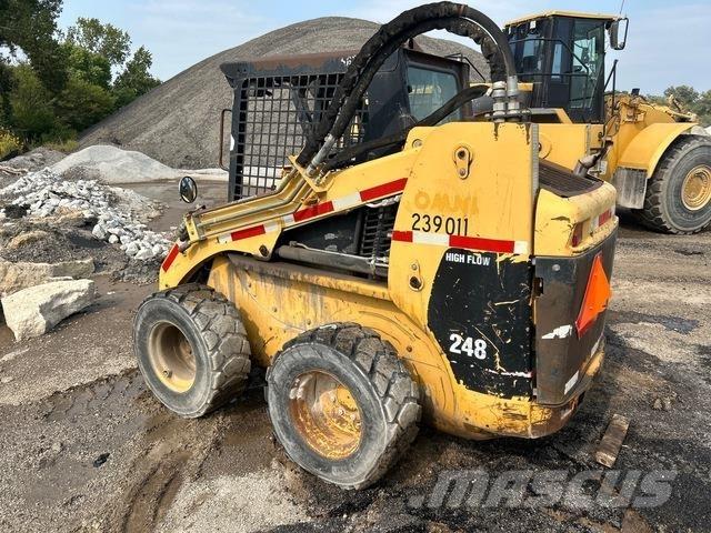 CAT 248 滑移轉向裝載機
