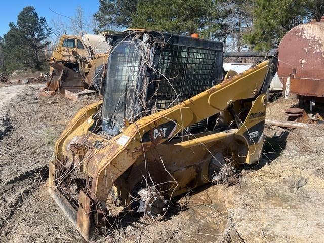 CAT 252B3 滑移轉向裝載機