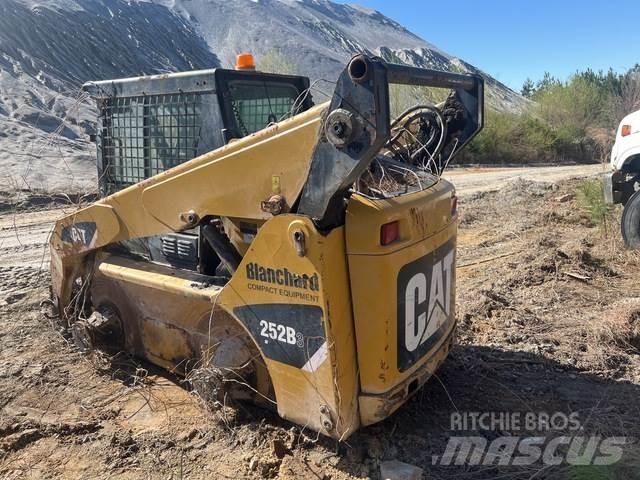 CAT 252B3 滑移轉向裝載機