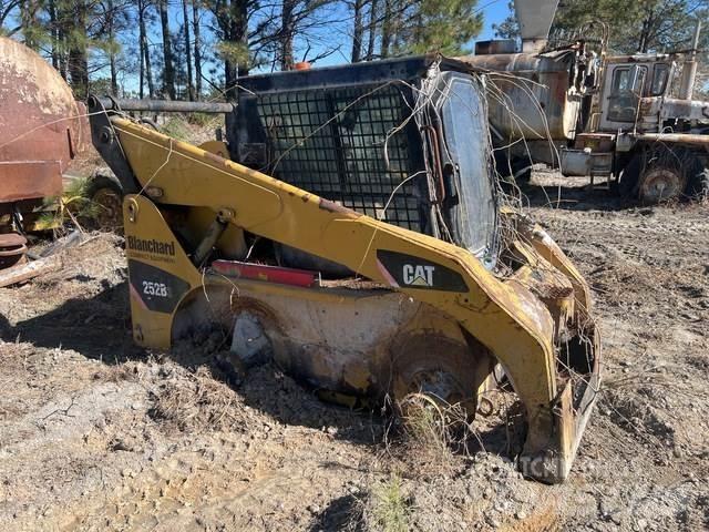 CAT 252B3 滑移轉向裝載機