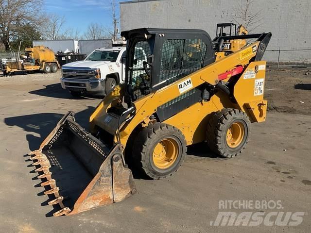 CAT 272D2 滑移轉向裝載機