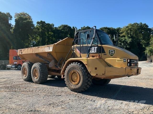 CAT 725 鉸接式起吊車