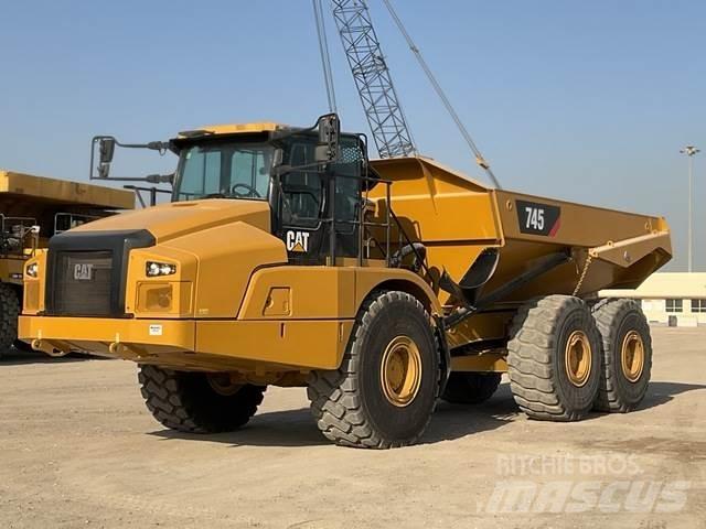 CAT 745 鉸接式起吊車