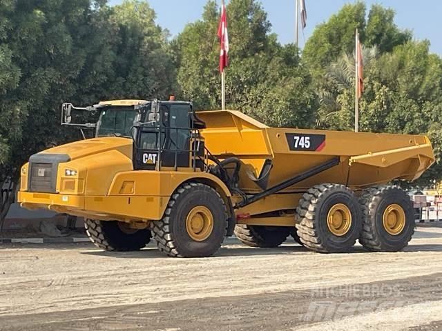 CAT 745 鉸接式起吊車