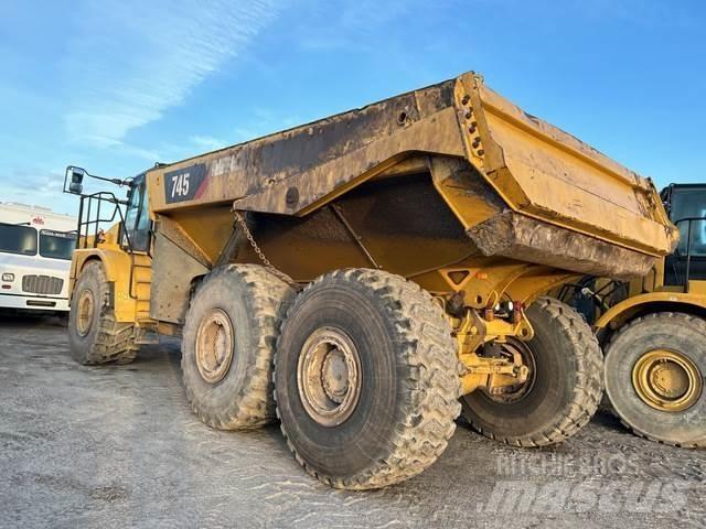CAT 745 鉸接式起吊車
