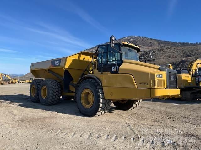 CAT 745 鉸接式起吊車