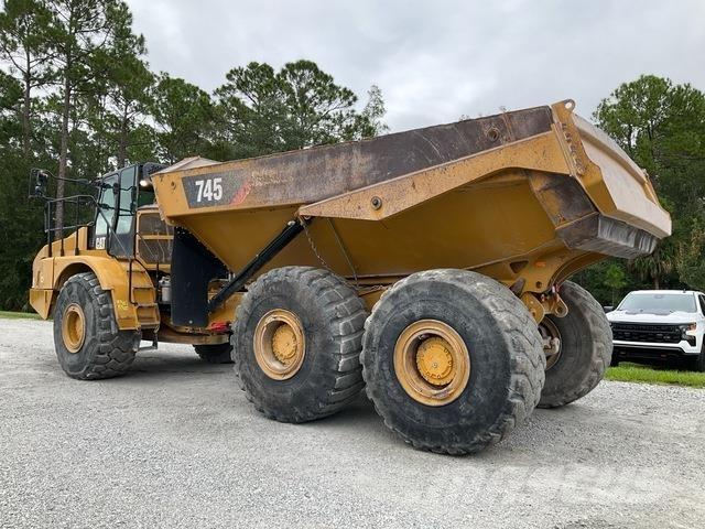CAT 745 鉸接式起吊車