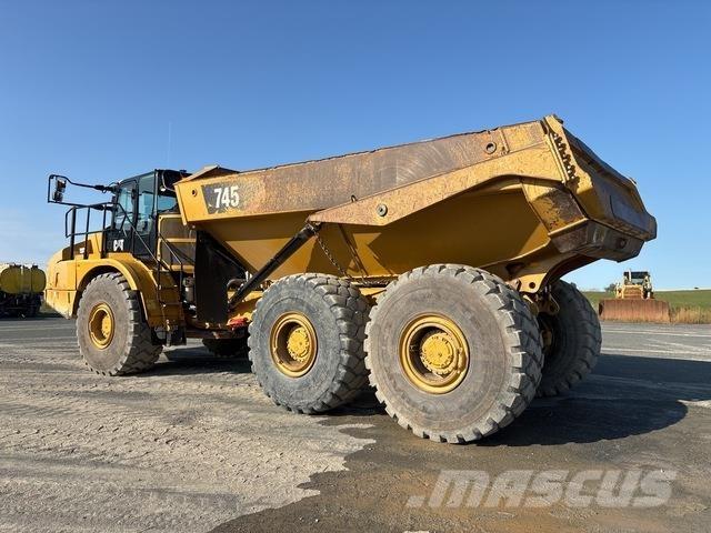 CAT 745 鉸接式起吊車