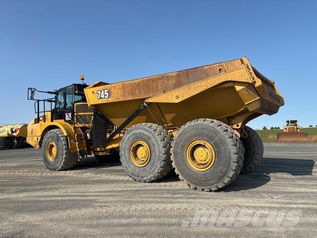 CAT 745 鉸接式起吊車