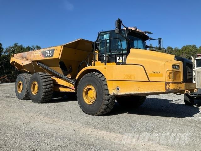 CAT 745 鉸接式起吊車