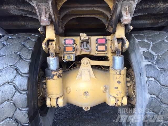 CAT 775B 鉸接式起吊車