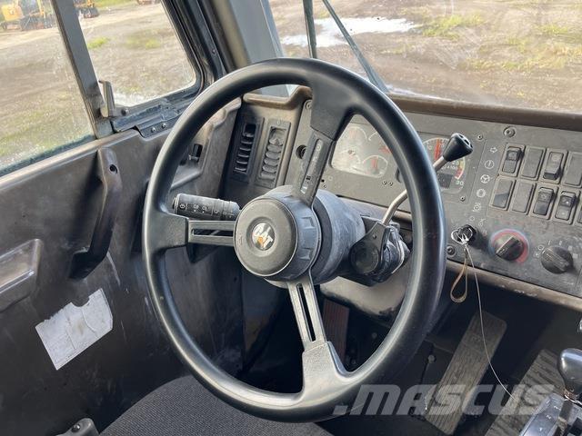 CAT 775D 鉸接式起吊車