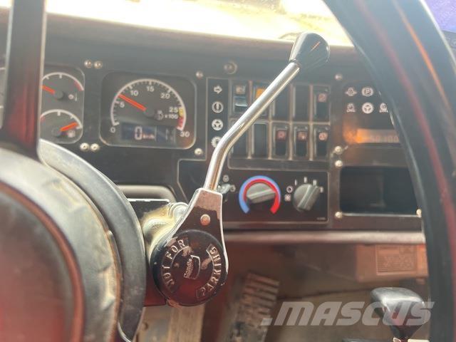 CAT 775D 鉸接式起吊車