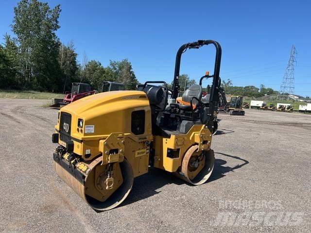 CAT CB2.7 雙輪滾壓機