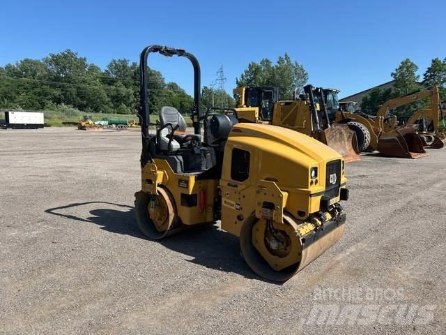 CAT CB2.7 雙輪滾壓機