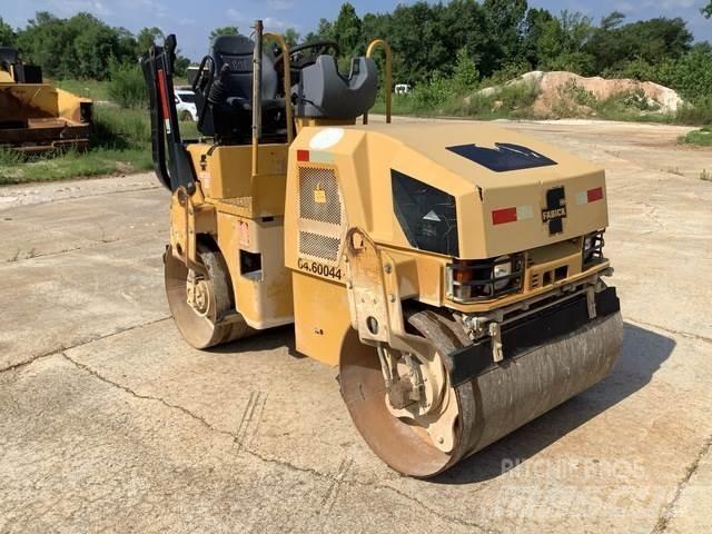 CAT CB24 雙輪滾壓機
