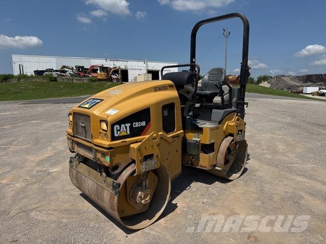 CAT CB24B 雙輪滾壓機