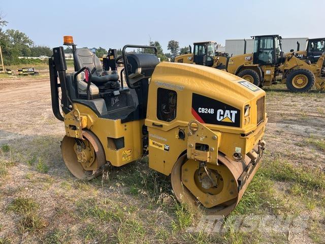 CAT CB24B 雙輪滾壓機