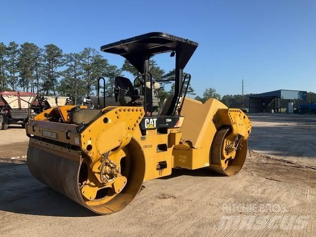 CAT CB64 雙輪滾壓機