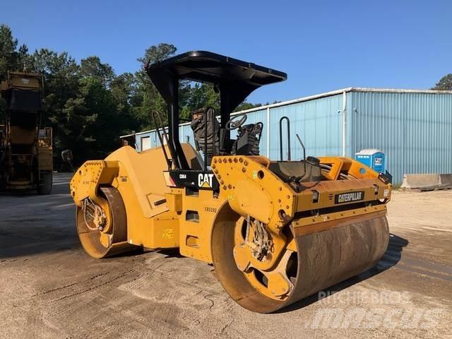 CAT CB64 雙輪滾壓機