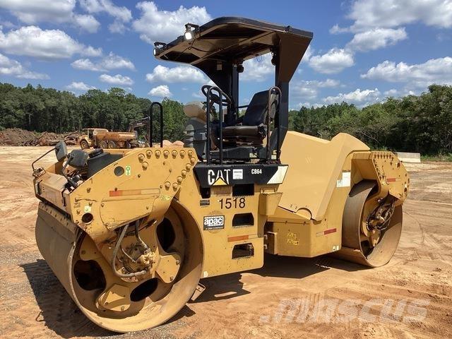 CAT CB64 雙輪滾壓機