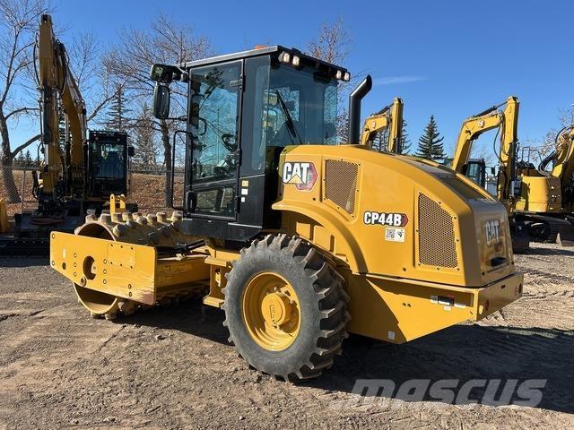 CAT CP44B 單輪滾壓機