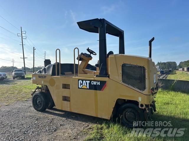CAT CW14 膠輪滾壓機