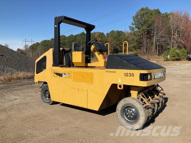 CAT PS150 膠輪滾壓機