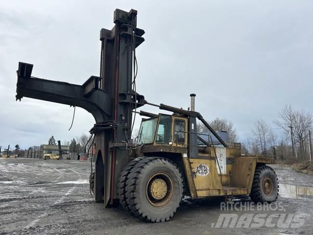 CAT V900 貨櫃搬運機