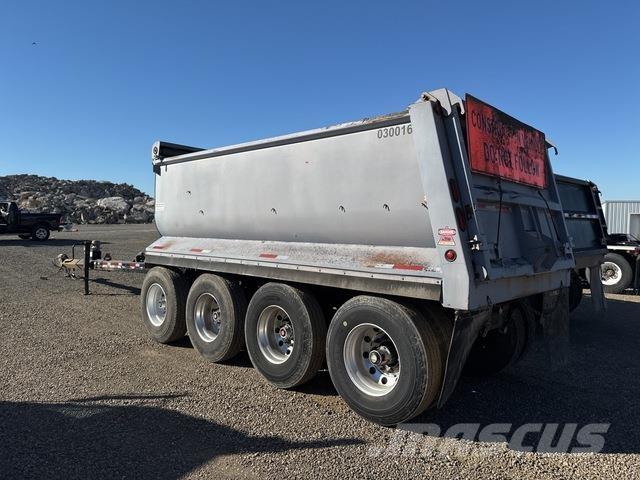  Clough 傾卸式拖車