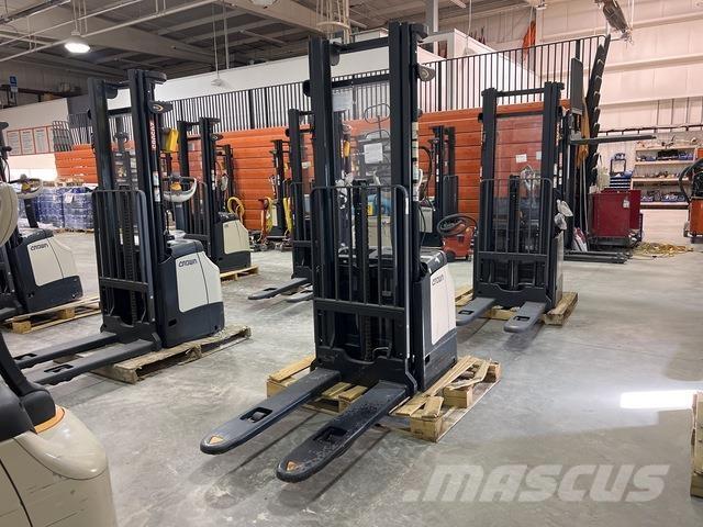 Crown ES 4000 自走式堆積機