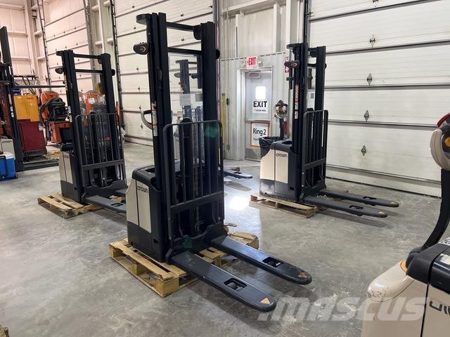 Crown ES 4000 自走式堆積機