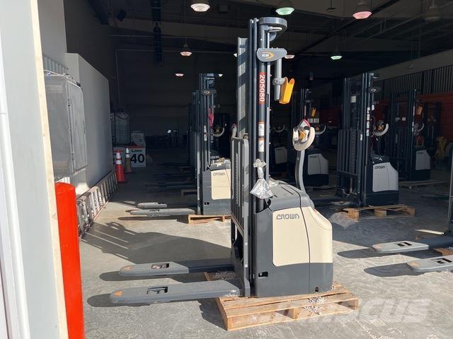 Crown ES 4000 自走式堆積機