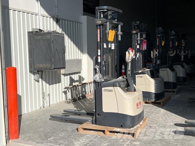 Crown ES 4000 自走式堆積機