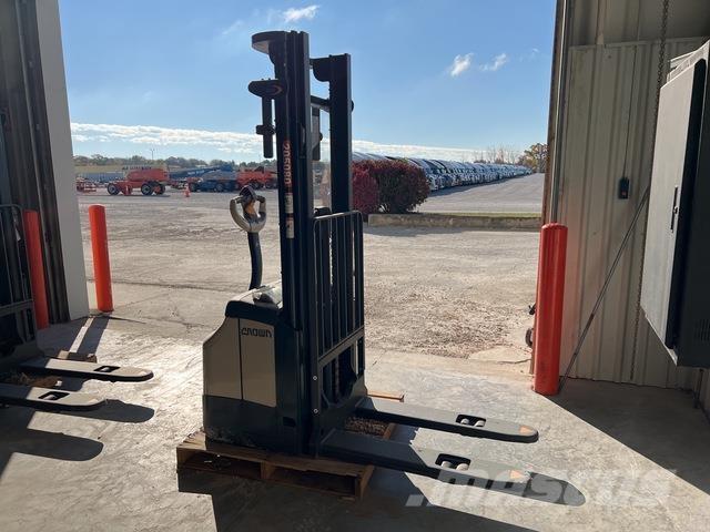 Crown ES 4000 自走式堆積機