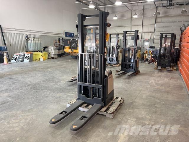 Crown ES 4000 自走式堆積機