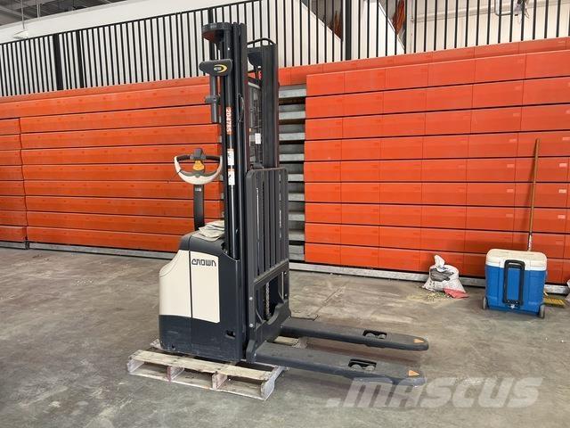 Crown ES 4000 自走式堆積機